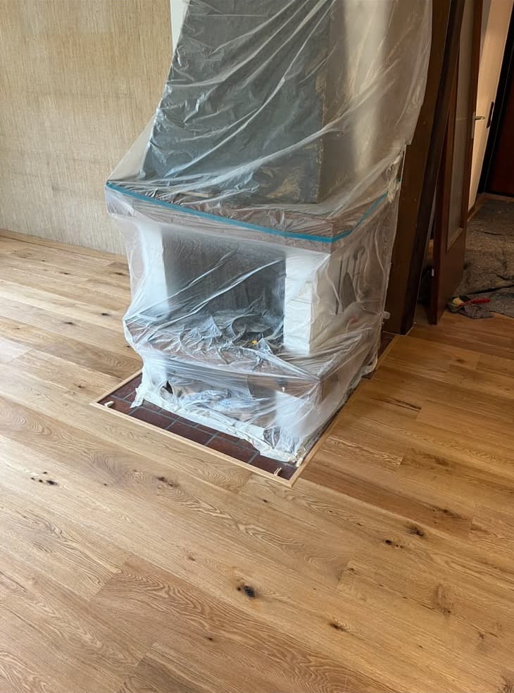 Holzdielen mit passgenauem Anschluss um einen abgedeckten Kamin