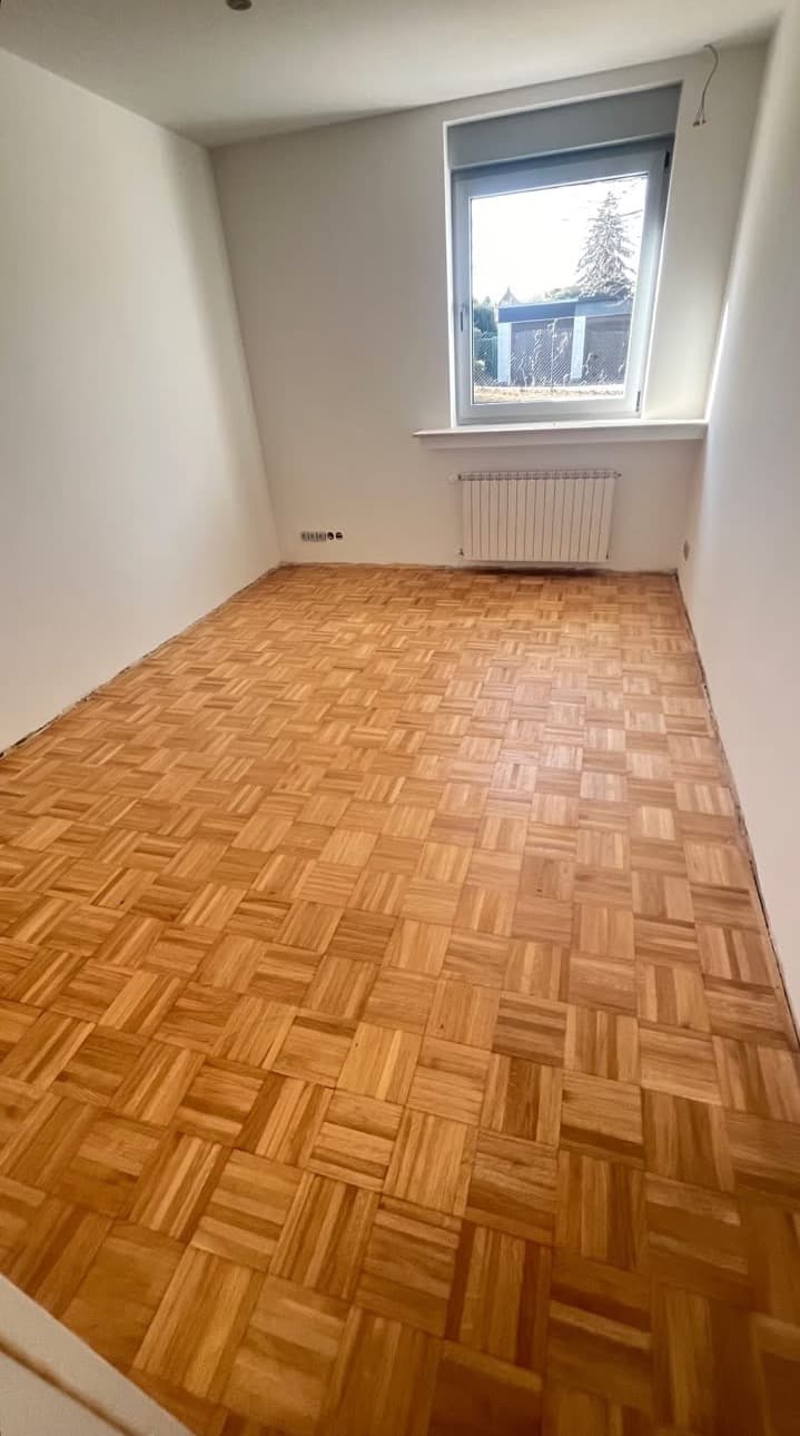 Mosaikparkett in einem hellen Raum – ein Projekt von Tomas Bau & Sanierung