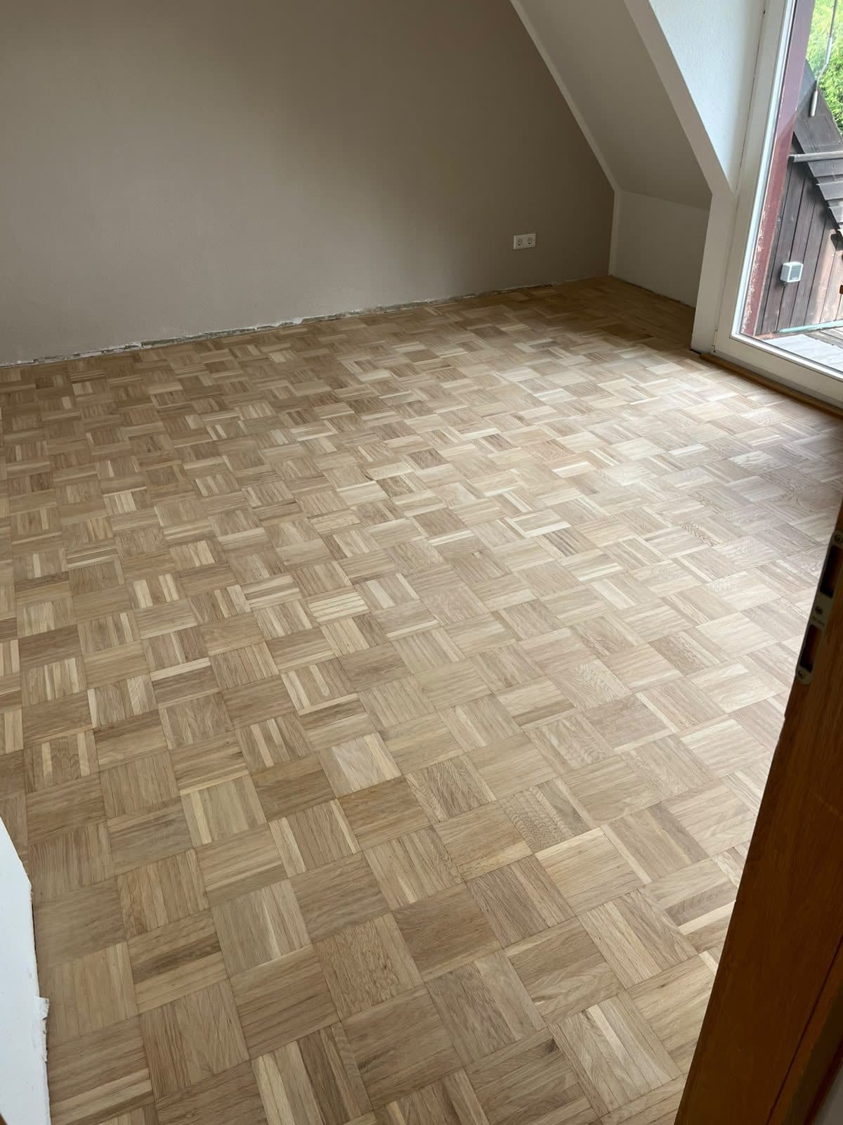 Dasselbe Mosaikparkett nach dem Schleifen, vor der Oberflächenbehandlung